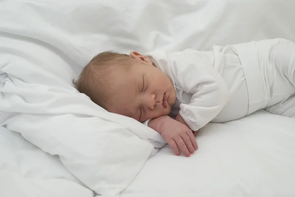 Bebé recién nacido durmiendo — Foto de Stock