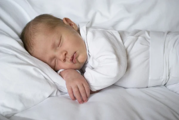 Bebé recién nacido durmiendo — Foto de Stock