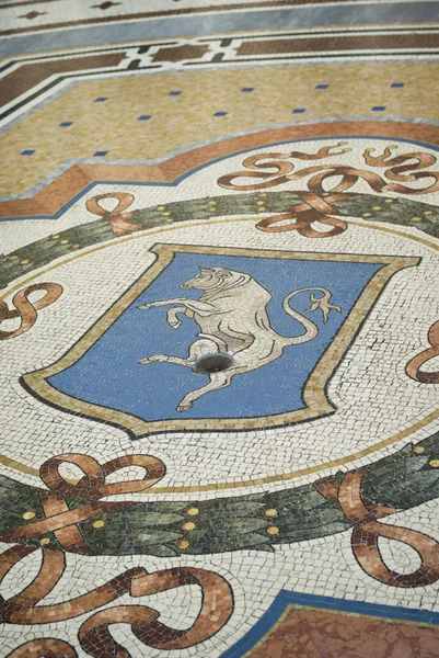 De mozaïek vloer detail van de Vittorio Emanuele Galerie in Milaan — Stockfoto