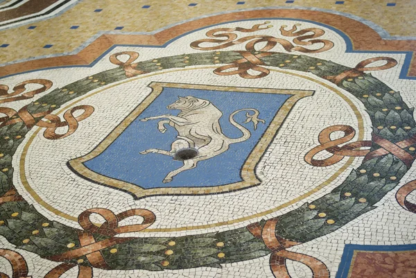 Den mosaik golv detaljerat av Vittorio Emanuele Gallery i Milano — Stockfoto