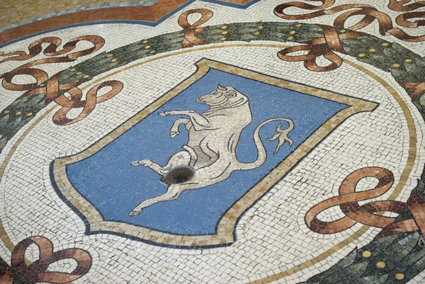 Den mosaik golv detaljerat av Vittorio Emanuele Gallery i Milano — Stockfoto