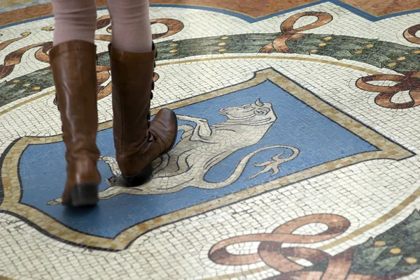 Milan. Vittorio Emanuele gallery. Spinning on the bull for good luck — Stock Photo, Image