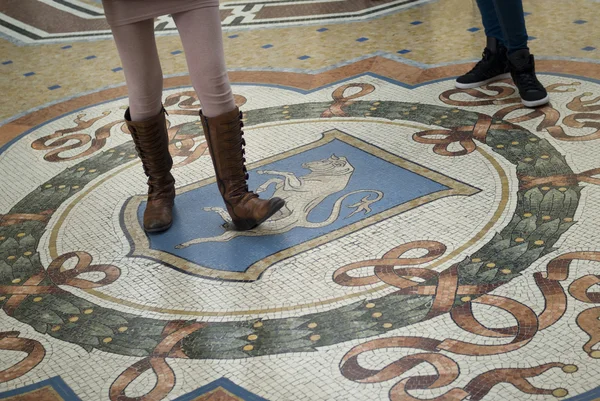 Milan. Vittorio Emanuele gallery. Spinning on the bull for good luck — Stock Photo, Image