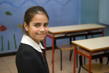 Kız öğrenci okul üniformalı