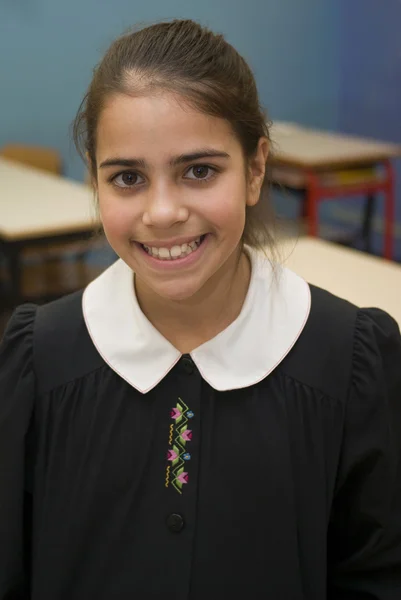 Chica de raza mixta estudiante en uniforme escolar — Foto de Stock