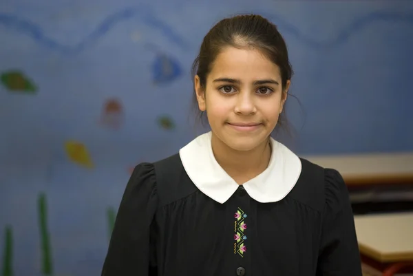 Chica de raza mixta estudiante en uniforme escolar —  Fotos de Stock