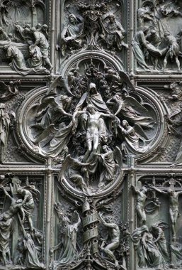 Milano Katedrali'ne ana kapı detay