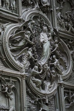 Milano Katedrali'ne ana kapı detay