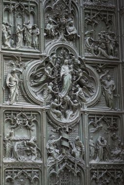 Milano Katedrali'ne ana kapı detay