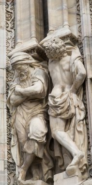 Milano Katedrali'ne, süslü mermer cephe detayları