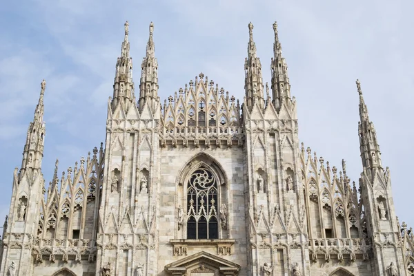 De gotische façade van Milaan kathedraal — Stockfoto