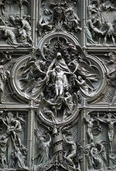Catedral de Milán detalle puerta principal — Foto de Stock
