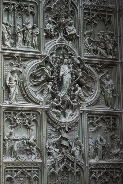 Catedral de Milão detalhe da porta principal — Fotografia de Stock