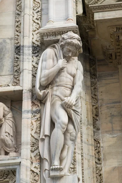 Detalles de la fachada de mármol adornada en la Catedral de Milán — Foto de Stock