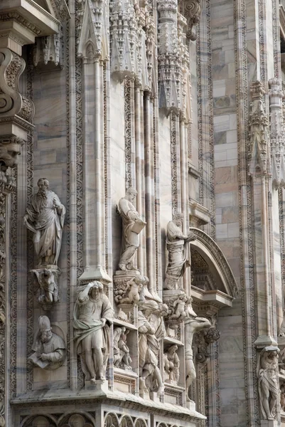 Detalhes da fachada de mármore ornamentada na Catedral de Milão — Fotografia de Stock