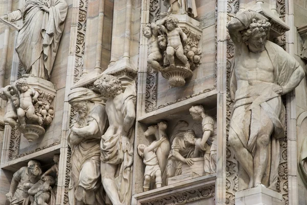 Detalles de la fachada de mármol adornada en la Catedral de Milán — Foto de Stock