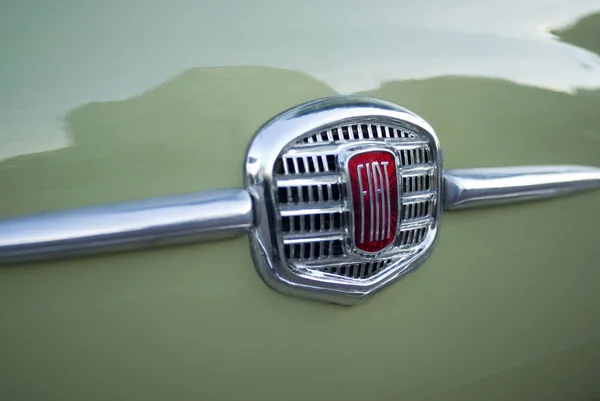 Fiat-logotypen på Classic car — Stockfoto
