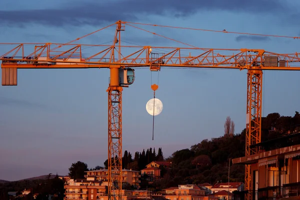 Grúa de construcción al amanecer —  Fotos de Stock