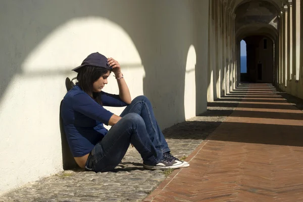 Menina triste ao ar livre — Fotografia de Stock