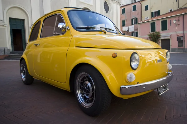 Voiture classique garée dans une rue — Photo