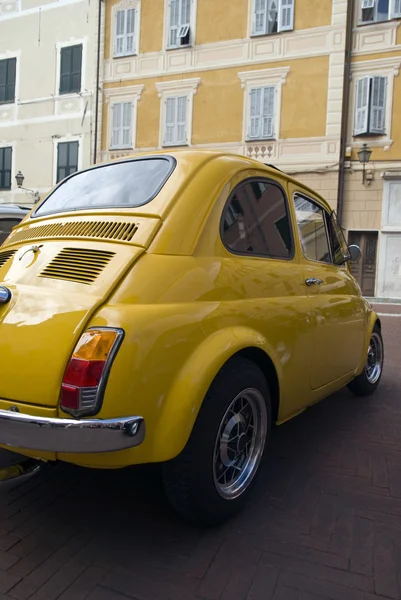 Voiture classique garée dans une rue. Vue arrière — Photo