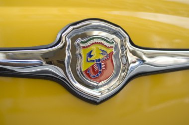 Eski model araba logosuna Abarth