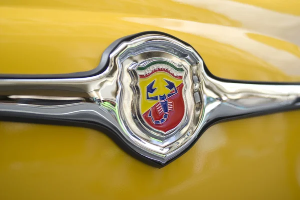 Logo Abarth na rocznika samochodu — Zdjęcie stockowe