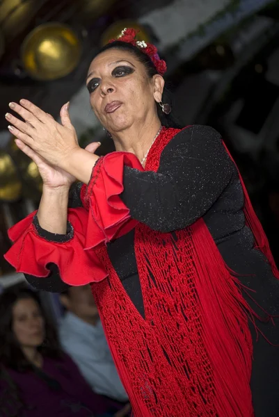 Mujer hispana bailando flamenco —  Fotos de Stock