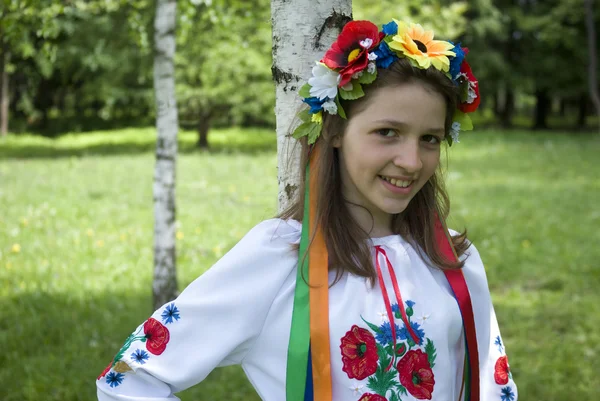 Ragazza adolescente in costume tradizionale ucraino — Foto Stock
