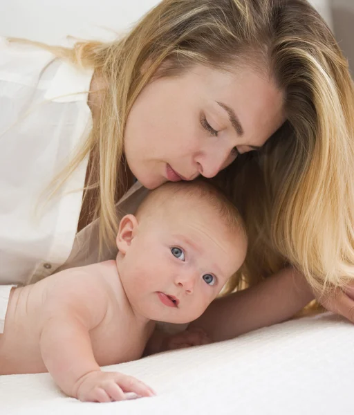 Mère avec bébé — Photo