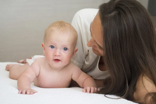 Mãe com bebê — Fotografia de Stock