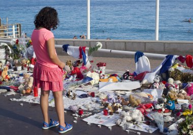 Derme çatma anıtların'da Nice'de Promenade des Anglais'e boyunca