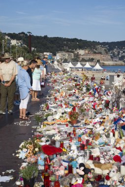 Derme çatma anıtların'da Nice'de Promenade des Anglais'e boyunca