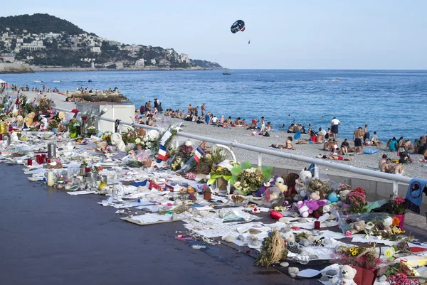 Provisoriska minnesmärken längs Promenade des Anglais i Nice — Stockfoto