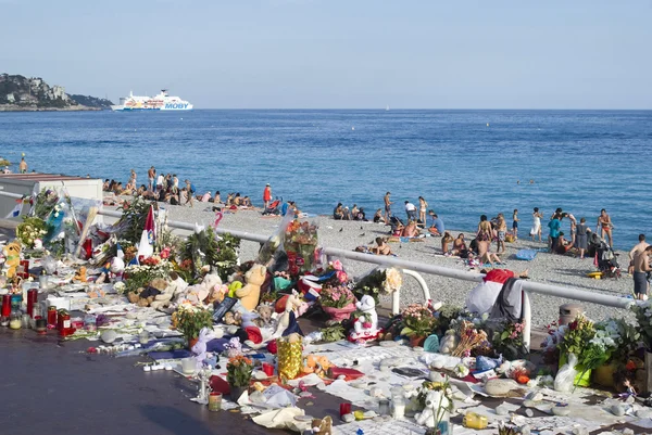 Provisoriska minnesmärken längs Promenade des Anglais i Nice — Stockfoto