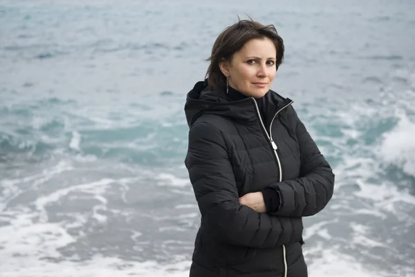 Femme debout devant la mer — Photo