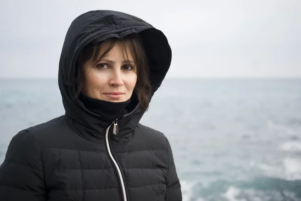 Mulher de pé frente para o mar — Fotografia de Stock