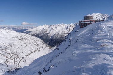 Bormio, İtalya - 13 Ekim 2020: Kuzey İtalya 'daki Stelvio Geçidi' nin tepesindeki otel binası, Lombardiya bölgesindeki Valtellina 'yı Güney Tyrol' deki Venosta Vadisi 'ne bağlayan Avrupa' nın en yüksek karayolu geçidi (2758 metre).