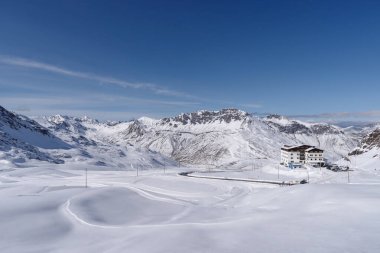 Bormio, İtalya - 13 Ekim 2020: Kuzey İtalya 'daki Stelvio Geçidi' nin tepesindeki otel binası, Lombardiya bölgesindeki Valtellina 'yı Güney Tyrol' deki Venosta Vadisi 'ne bağlayan Avrupa' nın en yüksek karayolu geçidi (2758 metre).