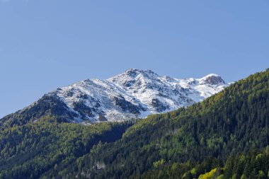 Valtellina Vadisi, Lombardy Bölgesi, Sondrio Bölgesi, İtalya 'nın karlı dağlarının manzarası