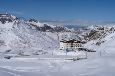 Bormio, İtalya - 13 Ekim 2020: Kuzey İtalya 'daki Stelvio Geçidi' nin tepesindeki otel binası, Lombardiya bölgesindeki Valtellina 'yı Güney Tyrol' deki Venosta Vadisi 'ne bağlayan Avrupa' nın en yüksek karayolu geçidi (2758 metre).