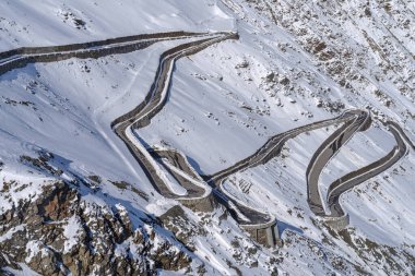 Stelvio geçiş yolunun bir kısmı, Güney Tyrol, İtalya
