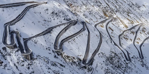 雪景色のステルヴィオ峠への曲がりくねった道 ボルツァーノ州 南チロル イタリア — ストック写真