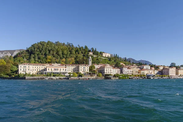 イタリアのロンバルディア州コモ湖沿岸にカラフルな家を持つBellagioイタリアの町 — ストック写真