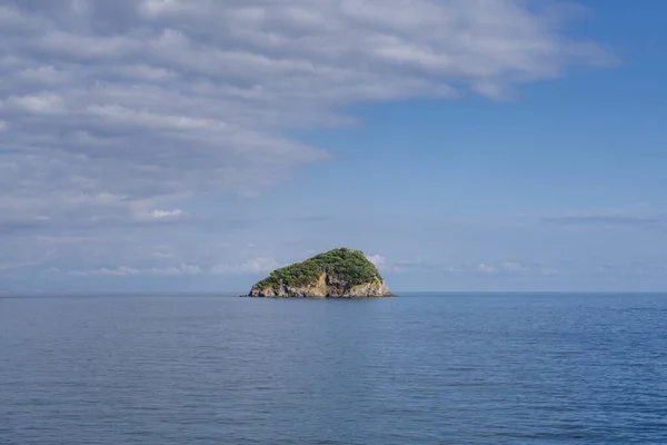 Vista Bergeggi Pequeña Isla Con Mar Azul Liguria Italia — Foto de Stock