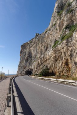 Sahil yolu bir uçurum boyunca dönüyor, Liguria, İtalya 