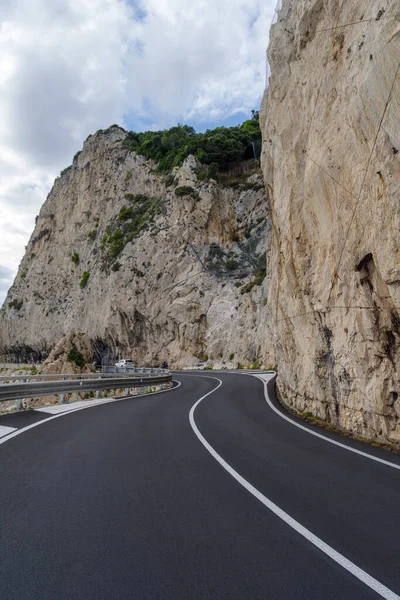 意大利利古里亚海岸线上令人叹为观止的高山悬崖边公路 — 图库照片
