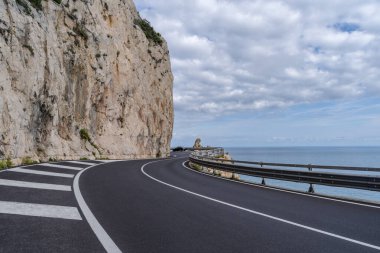 İtalya 'nın Liguria kıyı şeridi boyunca uzanan çarpıcı yüksek rakımlı uçurum kenarı. 