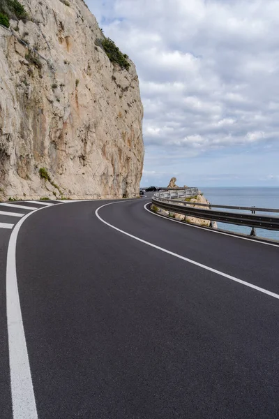 意大利利古里亚海岸线上令人叹为观止的高山悬崖边公路 — 图库照片