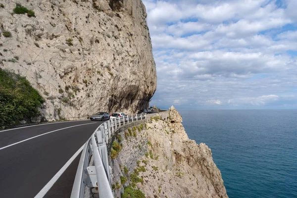 意大利维罗利 2020年10月10日 在意大利利古里亚沿海的悬崖边公路和海洋上开车的景象 — 图库照片